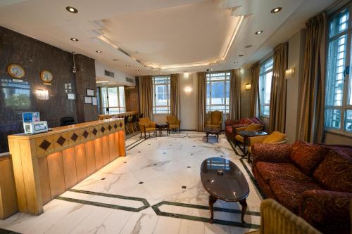 Ruang duduk di Kindi Suite Hotel