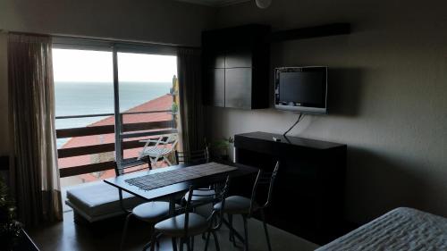 Camera dotata di scrivania con computer e balcone. di Studio Playa Varesse a Mar del Plata