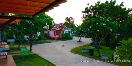 a view of a yard with a house at BanRai ChernMa Resort in Tak