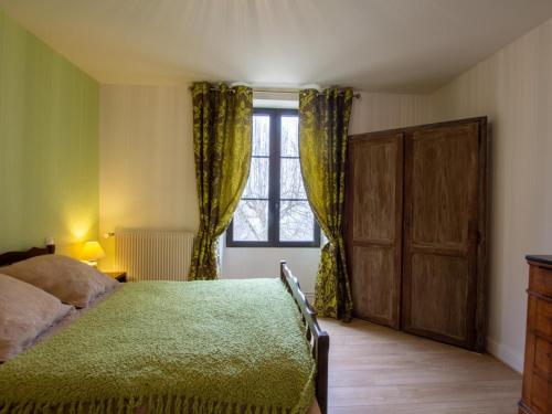 a bedroom with a bed and a window at Maison au calme avec jardin, proche de Sarlat - Idéale pour familles et activités en plein air. - FR-1-616-295 in Carlux