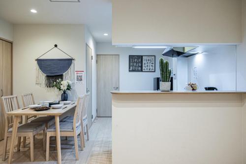 Una cocina o cocineta en 住吉メリー4階建戸建て 最大16人まで! 住吉大社徒歩圏内 梅田奈良関空まで直行