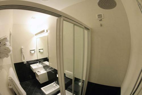 a bathroom with two sinks and a large mirror at Urban Hotel Design in Trieste