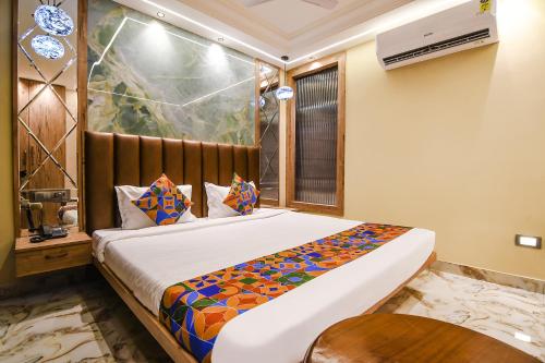 Postel nebo postele na pokoji v ubytování FabHotel Prime Krishna Regency - Nr Krishnanagar Bus Stand