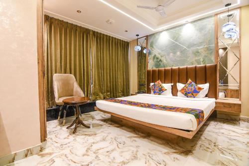 Postel nebo postele na pokoji v ubytování FabHotel Prime Krishna Regency - Nr Krishnanagar Bus Stand