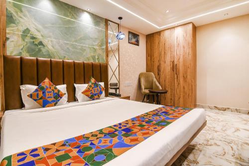 Postel nebo postele na pokoji v ubytování FabHotel Prime Krishna Regency - Nr Krishnanagar Bus Stand