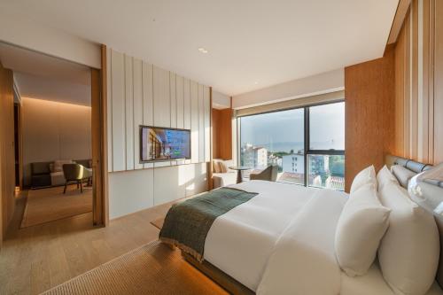 Postel nebo postele na pokoji v ubytování Joyze Hotel Xiamen, Curio Collection By Hilton