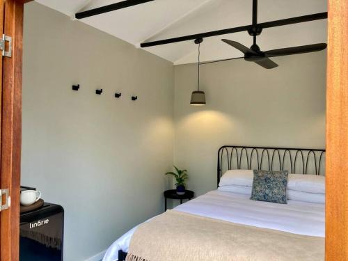 Katil atau katil-katil dalam bilik di Casa Azul - Off-grid Hideaway Agnes Water 1770