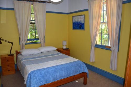 Katil atau katil-katil dalam bilik di Arakoon House 1 - Bring your own linen