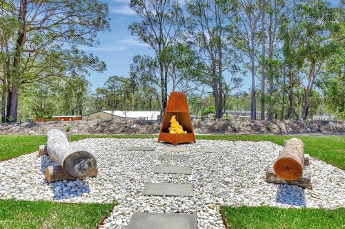 una escultura en un parque con árboles en el fondo en Magpie Three- Two for Joy Estate. 2.5 Bathrooms sleeping 6, en Greta