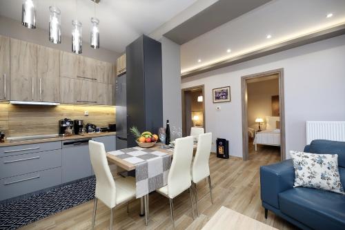 a kitchen and dining room with a table and chairs at VENUS GUESTHOUSE in Portariá