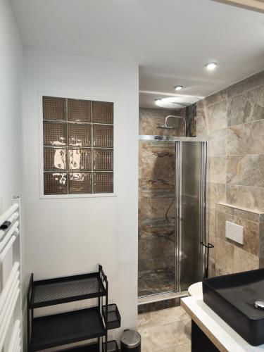 une salle de bain avec une douche à l'italienne et un lavabo dans l'établissement Bon Pasteur, à Aix-en-Provence