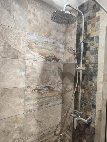 une douche avec une porte vitrée dans une salle de bain dans l'établissement Bon Pasteur, à Aix-en-Provence