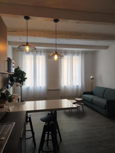 un salon avec une table et un canapé dans l'établissement Bon Pasteur, à Aix-en-Provence