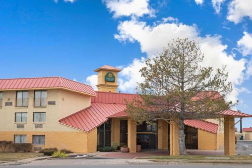 un bâtiment avec une tour d'horloge au sommet dans l'établissement La Quinta by Wyndham Salt Lake City - Layton, à Layton