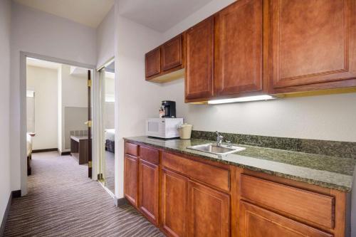 Kuchyň nebo kuchyňský kout v ubytování Clarion Pointe Charleston - West Ashley