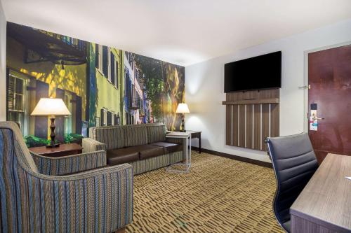 Μια τηλεόραση ή/και κέντρο ψυχαγωγίας στο Clarion Pointe Charleston - West Ashley
