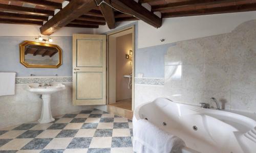 łazienka z wanną i umywalką w obiekcie Casa Vacanze B&B Poggio Al Vento Toscana w mieście Foiano della Chiana