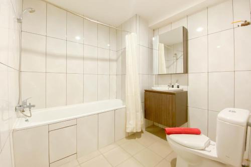 Ванная комната в Chic and Cozy 2BR Grand Kamala Lagoon Apartment By Travelio
