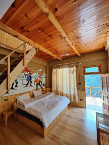 Ένα ή περισσότερα κρεβάτια σε δωμάτιο στο Yolo Hostel & Stay, Sojha, Jibhi