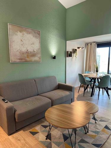un salon avec un canapé et une table dans l'établissement Duplex magnifique pour accueillir jusqu'à 6 personnes, à Arles