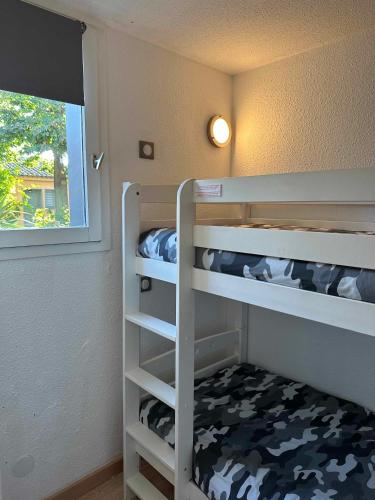 Cette chambre dispose de lits superposés et d'une fenêtre. dans l'établissement Duplex magnifique pour accueillir jusqu'à 6 personnes, à Arles