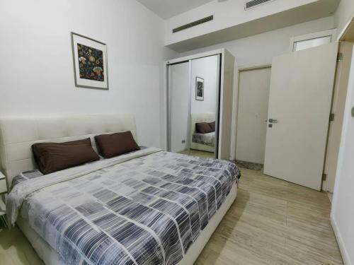 Ένα ή περισσότερα κρεβάτια σε δωμάτιο στο M CITY 2 BEDROOM BY D