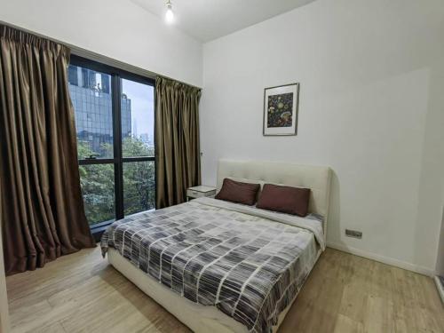 Ένα ή περισσότερα κρεβάτια σε δωμάτιο στο M CITY 2 BEDROOM BY D