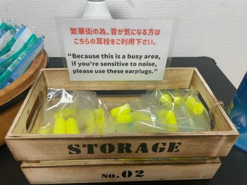 a wooden box filled with yellow toothbrushes at ゲストハウス千福 in Saga