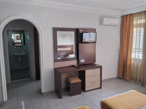 Televisyen dan/atau pusat hiburan di Kleopatra Ada Hotel