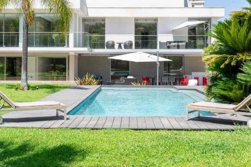 une piscine devant une maison dans l'établissement REF 1941 - Cannes Center - Villa for rent, à Cannes