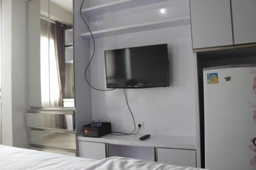 Μια τηλεόραση ή/και κέντρο ψυχαγωγίας στο Nice View Studio Apartment at Harvard Jatinangor near IPDN By Travelio