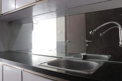 Η κουζίνα ή μικρή κουζίνα στο Nice View Studio Apartment at Harvard Jatinangor near IPDN By Travelio