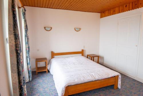 a bedroom with a bed in a room at Gîte Gîte de l'Ancien Presbytère 6/8 personnes in Saint-Paul-le-Froid