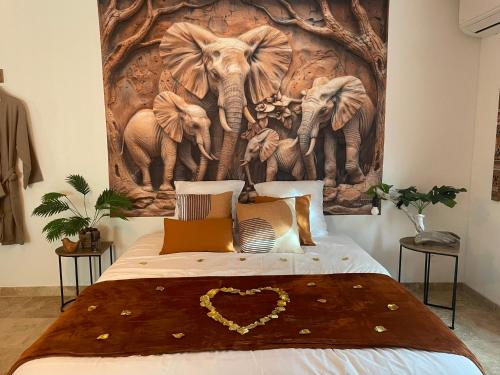 Postel nebo postele na pokoji v ubytování La Suite Safari Luxe SPA