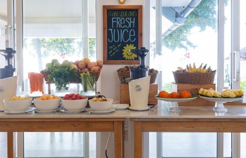 uma mesa com tigelas de frutas e legumes em King's Garden Resort - SHA Plus em Chaweng