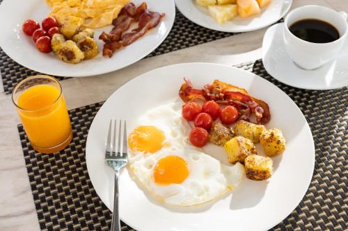 um prato de ovos e outros alimentos de pequeno-almoço sobre uma mesa em King's Garden Resort - SHA Plus em Chaweng