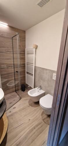 a bathroom with a toilet and a shower and a sink at Agriturismo Bosco d'oro Livigno in Livigno