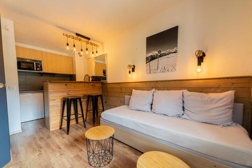un salon avec un lit et une cuisine dans l'établissement Courchevel au pied des pistes, La Tania, à Courchevel