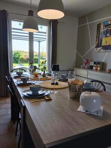 - une cuisine avec une table et un repas dans l'établissement villa familiale avec spa et sauna, à Saint-Antonin-de-Sommaire