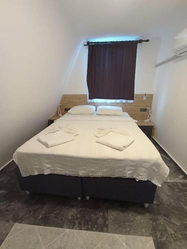 a bed in a small room with a window at mutlu ve huzur dolu bir tatil in Ortaca