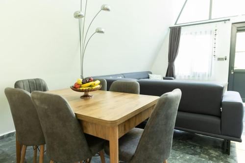 a dining room with a table and a couch at mutlu ve huzur dolu bir tatil in Ortaca