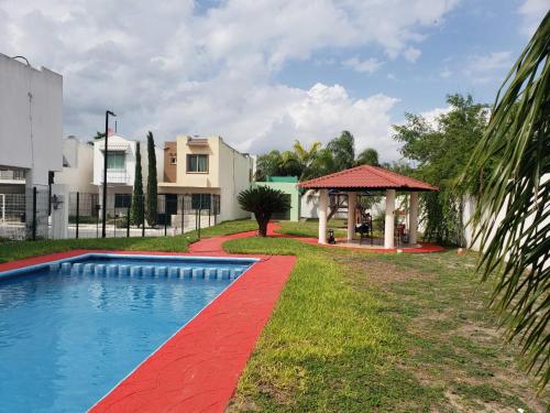 レイノサにある3 bedroom with poolのスイミングプールとガゼボ付きの家