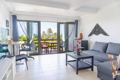 a living room with a couch and a table at Lanna Lanta in Phra Ae beach