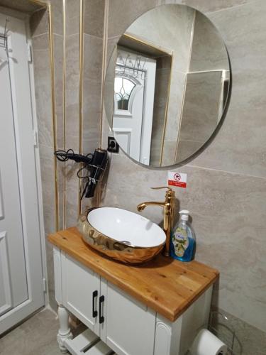 a bathroom with a sink and a mirror at Rumetpaşakonağı in Mardin