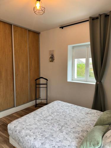 une chambre avec un lit et une fenêtre dans l'établissement Famille SABLJAK, à Marles-en-Brie