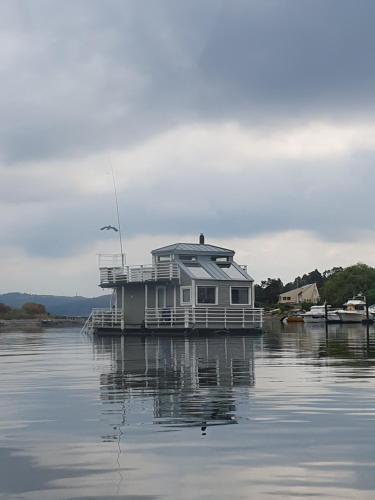 Φυσικό τοπίο κοντά σε αυτό το πλωτό κατάλυμα