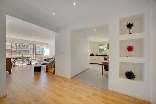 un salon aux murs blancs et une salle à manger dans l'établissement REF 1425 - Cannes Center - Apartment for rent, à Cannes