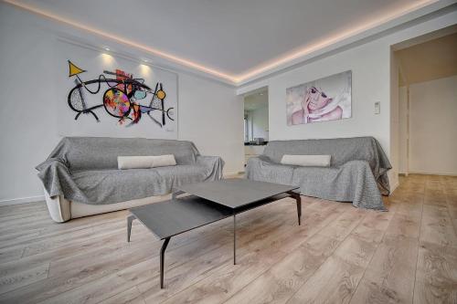 un salon avec deux lits et une table dans l'établissement REF 1425 - Cannes Center - Apartment for rent, à Cannes