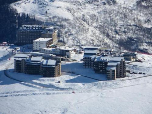 Vue aérienne d'une ville dans la neige dans l'établissement Appartement moderne situé au pied des pistes, à Saint-Aventin