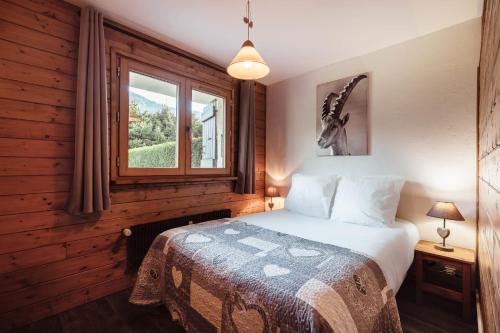 une chambre avec un lit et une fenêtre dans l'établissement Apartment - Le Cerf Blanc, à Praz-sur-Arly